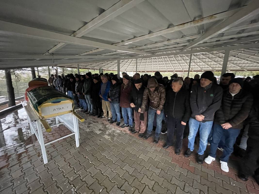 Antalya'daki feci kazada ölen Konyalı anne-kız gözyaşları içinde defnedildi 4